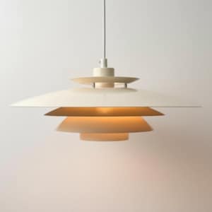 Preciosa lámpara de techo danesa modelo Sidney de DanaLight. Lámpara colgante clásica vintage de color blanco con múltiples capas.