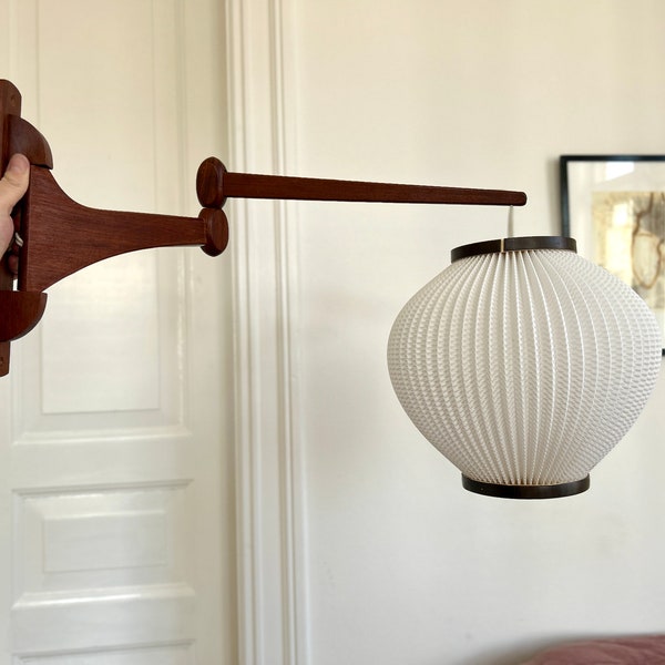Beautiful teak wall lamp with a beautiful pearlshade,Hoyrup lights. Lars Schoeler