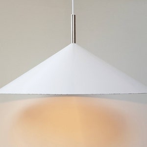Luce a ciondolo minimalista danese. Lampada da soffitto bianco vintage 1980 con top cromato