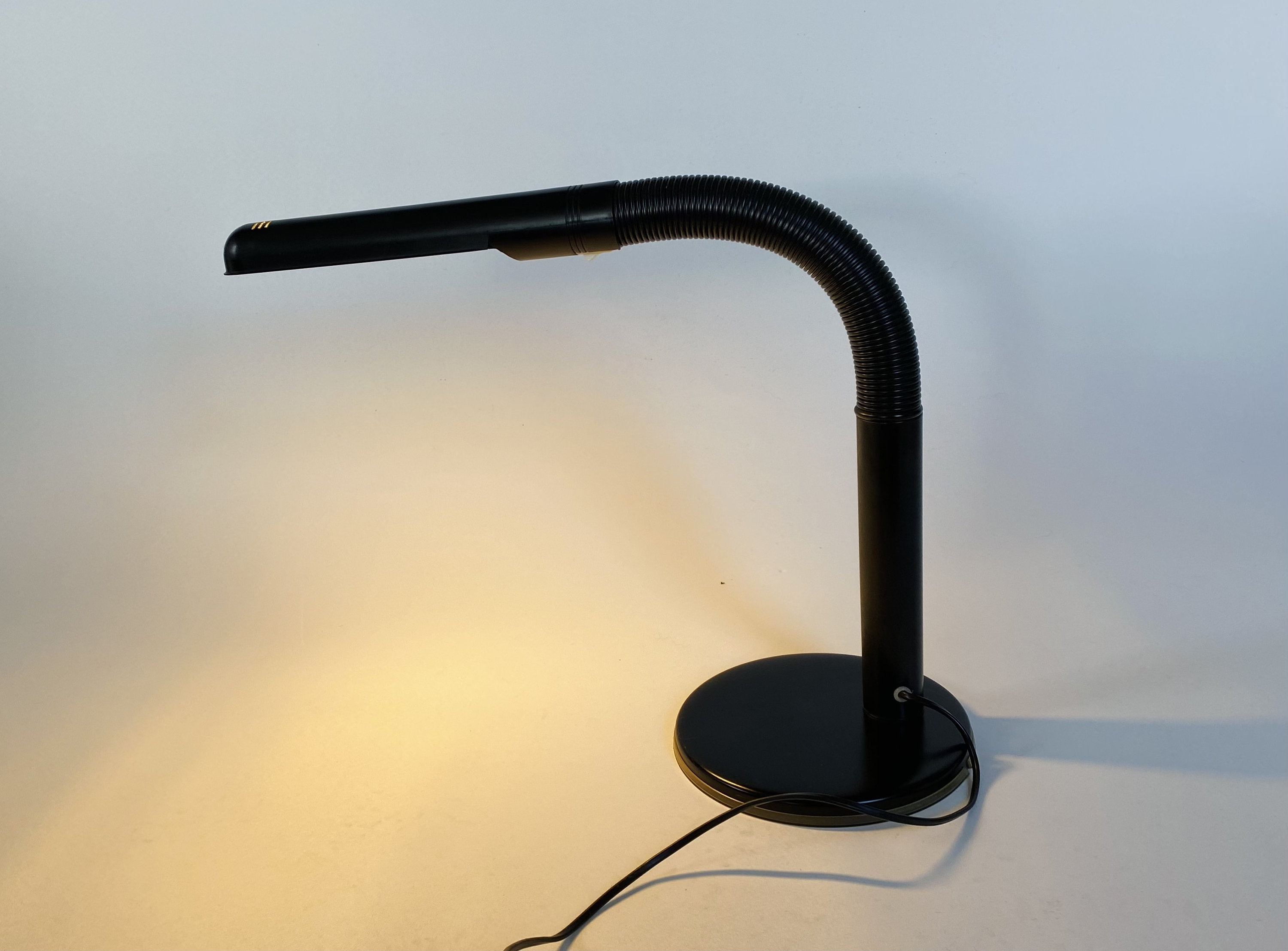 Bella lampada da scrivania minimalista di Lyskaer. Lampada da tavolo nera  Design danese della metà del secolo -  Italia