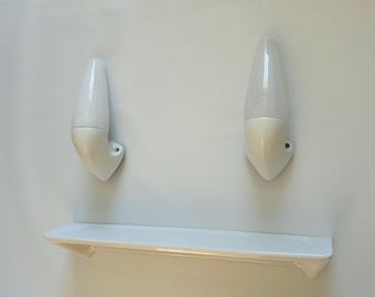 Estantería y apliques de pared Ifö Sigvard Bernadotte, diseño sueco para baño, estilo Bauhaus.