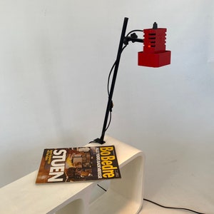 Cool minimalistic desk lamp from Klub8. Black and red tablelamp Danish 1980s design
