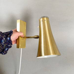 Elegant Brass sconce, 1960s design, Cool Mid-century vintage wall lamp