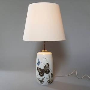 Royl Copenhagen tablelamp designed by Nils Thorsson. Danish Mid-century design. Beautiful butterflies. Model Diana