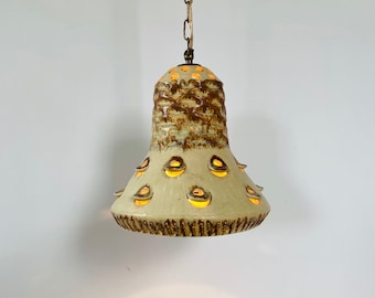 Wunderschöne alte Boho Lampe von Vitrika aus den 60er Jahren. Durchbohrte Keramiklampe. Glockenförmige texturierte Keramik Pendelleuchte