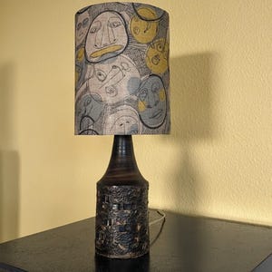Vacker lampfot i keramik med specialtillverkad lampskärm. Dansk bordslampa från 1970-talet tillverkad av Bjørn.