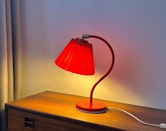 Preciosa base roja con pantalla plisada roja. Lámpara de mesa danesa de los años 80 con líneas clásicas.