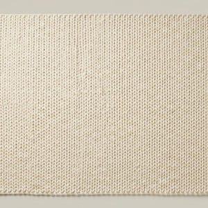 Puede incluir: Una alfombra rectangular de punto blanco roto. La alfombra tiene una superficie texturizada con un patr&oacute;n de punto apretado. El color neutro y el dise&ntilde;o sencillo lo hacen adecuado para varios estilos de interior.