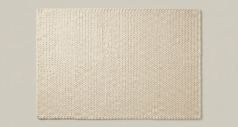 Puede incluir: Una alfombra rectangular de punto blanco roto. La alfombra tiene una superficie texturizada con un patr&oacute;n de punto apretado. El color neutro y el dise&ntilde;o sencillo lo hacen adecuado para varios estilos de interior.