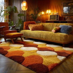 Könnte beinhalten: Ein Wohnzimmer im Retro-Stil mit einem senfgelben Cordsofa, einem gemusterten Teppich in Orange-, Gelb- und Weißtönen sowie einem Holzstuhl mit orangefarbenem Kissen. Der Raum ist mit Pflanzen und Vintage-Lampen dekoriert.