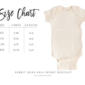 Puede incluir: Tabla de tallas para bodies de beb&eacute; en tallas NB, 6M, 12M y 18M. La tabla muestra las medidas de pecho y longitud en pulgadas. RABBIT SKINS 4424 INFANT BODYSUIT