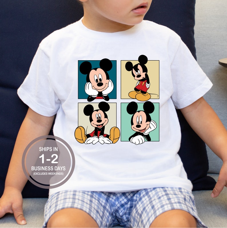 Pu&ograve; includere: Maglietta bianca con una grafica colorata di Topolino in quattro pose diverse. La grafica &egrave; in stile retr&ograve; con un bordo quadrato attorno a ciascuna immagine.