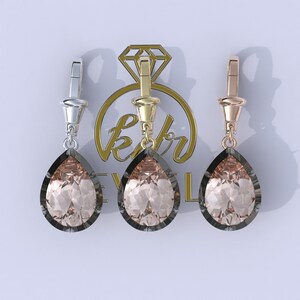 Puede incluir: Tres pendientes colgantes en forma de pera con un engaste de metal negro y una piedra preciosa rosa claro. Los pendientes se muestran en tres acabados metálicos diferentes: plata, oro y oro rosa.