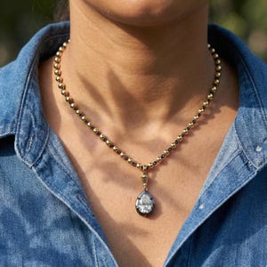 Colgante de moissanita en forma de pera de 3,0 ct con corte georgiano, engastado en collar, con cierre de botón, oro ennegrecido, cierre desmontable, collar de cadena y bola.