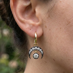 Aros de gypset con luna creciente, pendientes de moissanita con engaste de botón recortado de estilo georgiano, pendientes de oro ennegrecido, pendientes victorianos