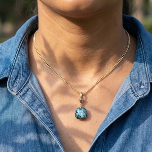 Colgante de moissanita azul cian de 3,0 ct con corte de botón engastado en forma de cojín, estilo georgiano, con colgante de oro ennegrecido y moissanita cojín.