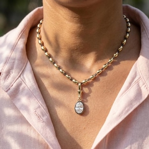 Collar de moissanita ovalada con cierre de botón y engaste de 2,5 ct estilo georgiano, collar de bola y cadena estilo eduardiano con eslabones de oro ennegrecido.