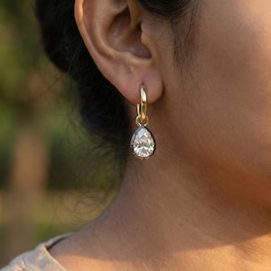 Pendientes de moissanita de corte pera con engaste de botón y corte georgiano, pendientes llamativos, pendientes de oro ennegrecido, pendientes colgantes antiguos.