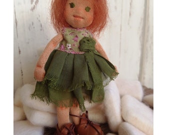 Muñeca Waldorf pequeña hecha a mano, de algodón, niña en miniatura (15,8 cm)