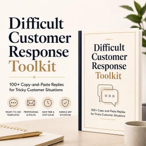 Può includere: Un libro con copertina rigida intitolato Difficult Customer Response Toolkit con 100+ Copy-and-Paste Replies for Tricky Customer Situations. La copertina è color crema con testo blu scuro e oro, icone a fumetto e un bordo dorato.