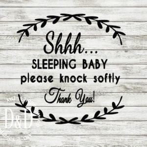 bebé durmiente por favor golpee suavemente la pegatina de la puerta/plantilla de calcomanía descargar uso comercial svg pdf, corona svg, baby shower svg, bebé durmiente