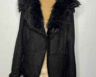 Y2K schwarze Kunstwildlederjacke mit Kunstpelzkragen. Y2K Mantel. Größe 10