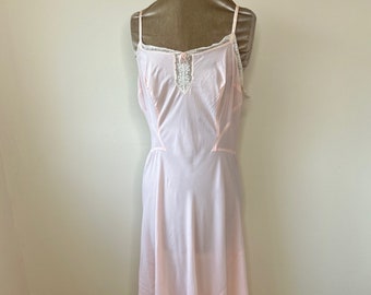 Ein Vintage 1960er Pfirsich Nachthemd, Pfirsich Negligee, Kokett Slip Kleid. 32 - 42 cm