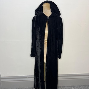 30&#39;s or 40&#39;s black velvet Opera coat with hood. UK 8