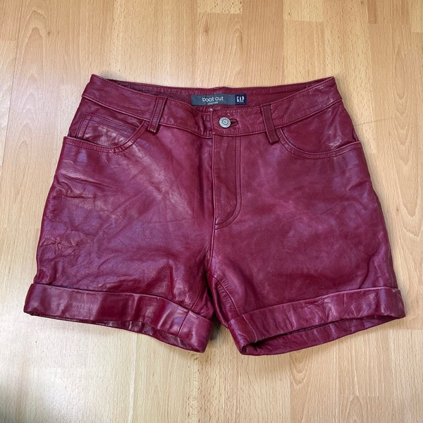 Pantaloncini in pelle rossa, pantaloni caldi in pelle rossa anni '90 o Y2K. Regno Unito 10