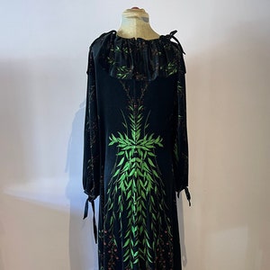 UK 10 (US 6) Stunning Vintage 1970s Midnight Blue Velvet UK 10 (US 6) Stunning Vintage 1970s Midnight Blue Velvet