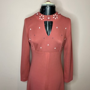 robe maxi vintage des années 1970, robe maxi des années 70, longue robe perlée rose. Robe à manches longues. Royaume-Uni 10