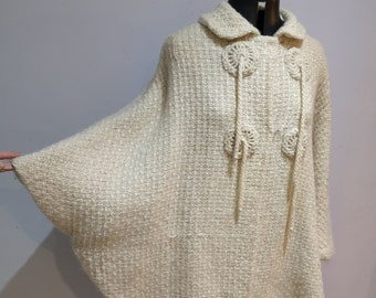 A vintage cream 1970's wool poncho, 70's wool cape. One Size