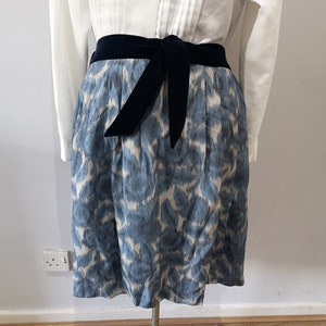 ARMANI Collezioni floral silk skirt, box pleat skirt with dark blue velvet waistband and velvet tie, UK 16
