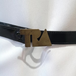 Vintage black patent leather belt, Metal belt, gold metal clasp belt, metal buckle, gold buckle, logo buckle, vintage accessories.