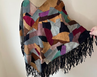 Jaren '70 patchwork suède poncho, vintage patchwork leren cape, festivalponcho. Een maat