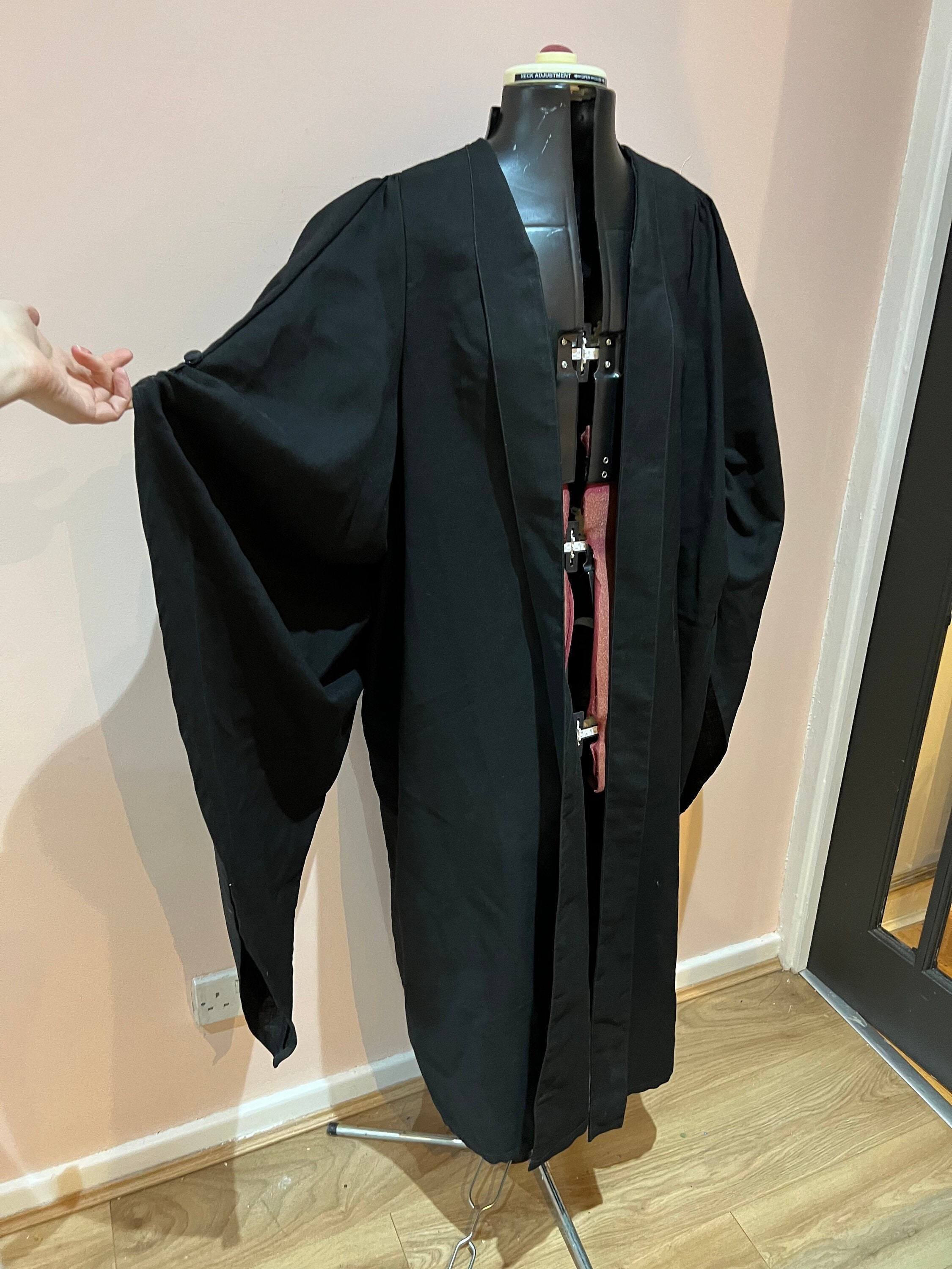 How Do You Hire a Graduation Gown? - Think Student
