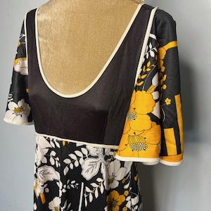 70er Jahre Geblümtes Maxikleid mit Engelsärmeln. Großbritanien 8
