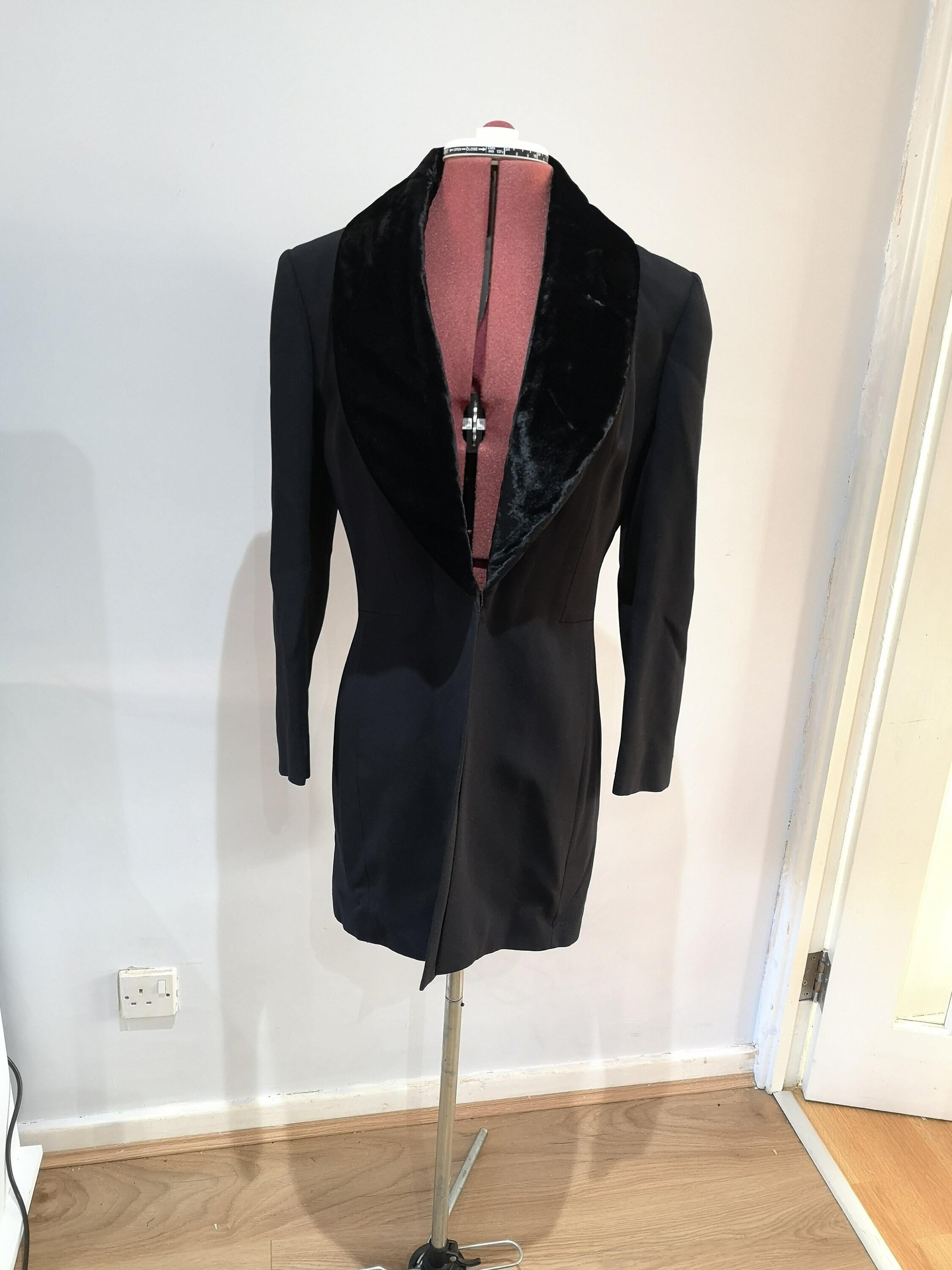 Image of Amanda Wakeley Vintage Blazer, 's Black Women's Vintage Jacket, Designer Fitted Blazer With Shoulder Pad & Velvet Lapels. Uk Size  -