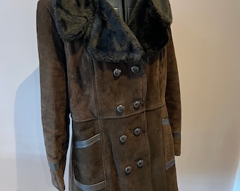 Vintage 1970&#39;s brown sheepskin coat, 70&#39;s sheepskin coat with a faux fur lining. UK 14