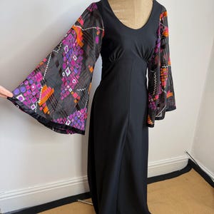 60er oder 70er Jahre Richard Shops schwarzes Maxi Kleid mit aufgedruckten Trompetenärmeln. Großbritanien 8