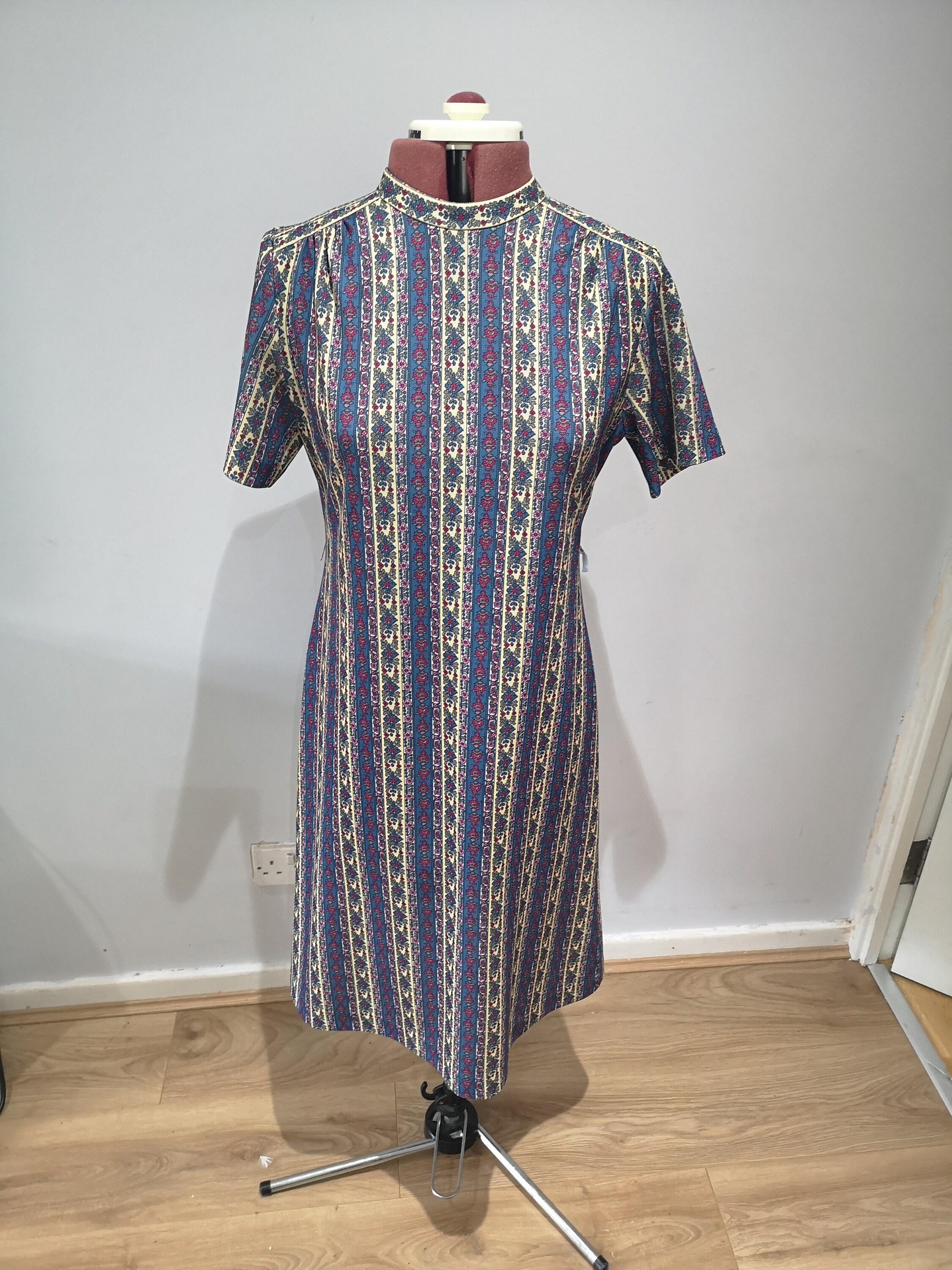 Image of A Vintage 's Shift Dress, 's English Lady Ethnic Floral Print, Short Sleeved Knee Length, Uk Size