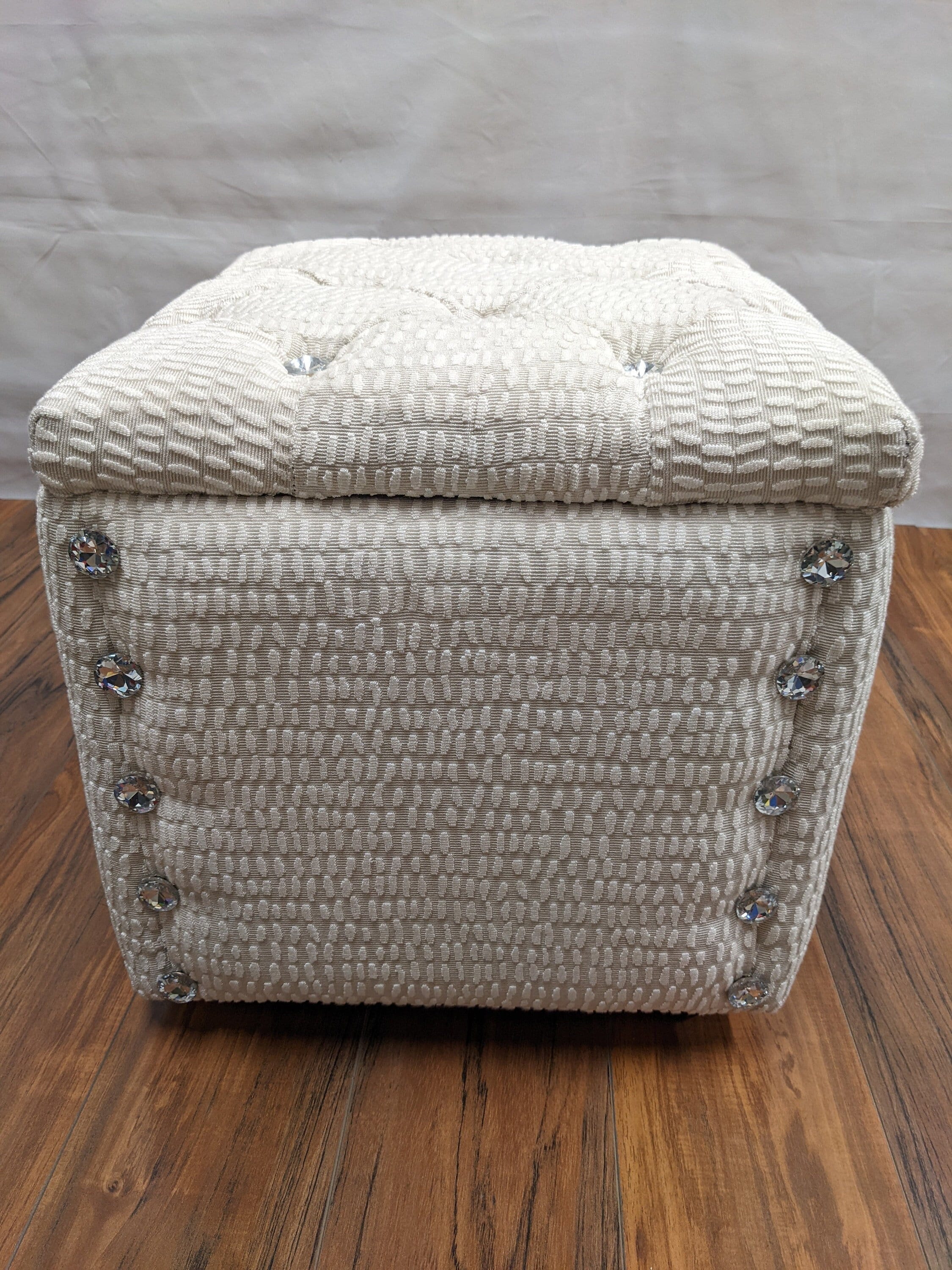 Small storage online chair