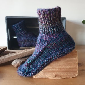 Bottes, pantoufles, pantoufles pour dortoir véganes, chaussons-chaussettes, bleu marine et taches colorées unisexe, tailles adulte 5 UK, 5,5 UK, 6 UK, tricoté à la main