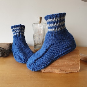 Pantoufles, bottines pour dortoir, chaussons, chaussettes pour canapé de lit, adulte unisexe, UK 6, 6,5, 7, tricoté à la main, fil de laine mélangé, rayures bleu foncé et grises
