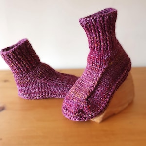 Bottes pour dortoir, pantoufles, bottines, pantoufles, végétaliens, tons violets et roses, taille adulte unisexe UK 10-11, 11-12, 12-13 tricoté à la main