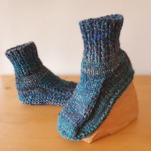 Bottes pour dortoir, chaussons, bottines, chaussons, adaptés aux végétaliens, tons noir et bleu, unisexe, tailles adultes UK 4-5, 5-6, 6-7, tricoté à la main