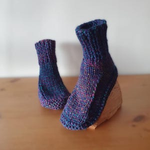 Vegane Wohnheim Stiefel, Hausschuhe, Slipper Stiefel, Sofa, Bett Socken, Navy mit farbigen Flecken, Unisex, 3 Erwachsenengrößen 3-8, 8-9, 9-10, handgestrickt