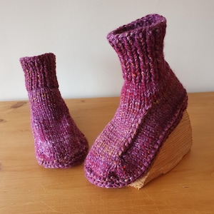 Bottes pour dortoir, chaussons, bottines, chaussons, véganes, tons violets et roses, unisexe, tailles adultes UK 4-5, 5-6, 6-7, tricoté à la main