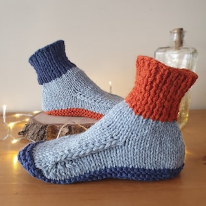 Chaussons luxueux, bottines pour dortoir, mélange d&#39;alpaga et de laine, tricotés à la main, adulte unisexe UK 7 - 7,5 ans, bleu marine, bleu ciel, cuivre, opposés originaux.