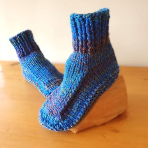Bottes pour dortoir, chaussons, pantoufles, chaussettes, véganes, tons bleus vifs, taille adulte unisexe UK 10-11, 11-12, 12-13 tricoté à la main